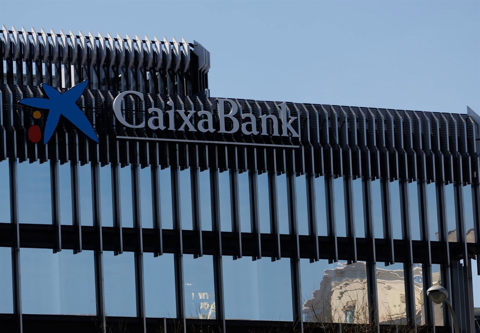 CaixaBank supera el 16% de su recompra de acciones en la cuarta semana de su nuevo programa