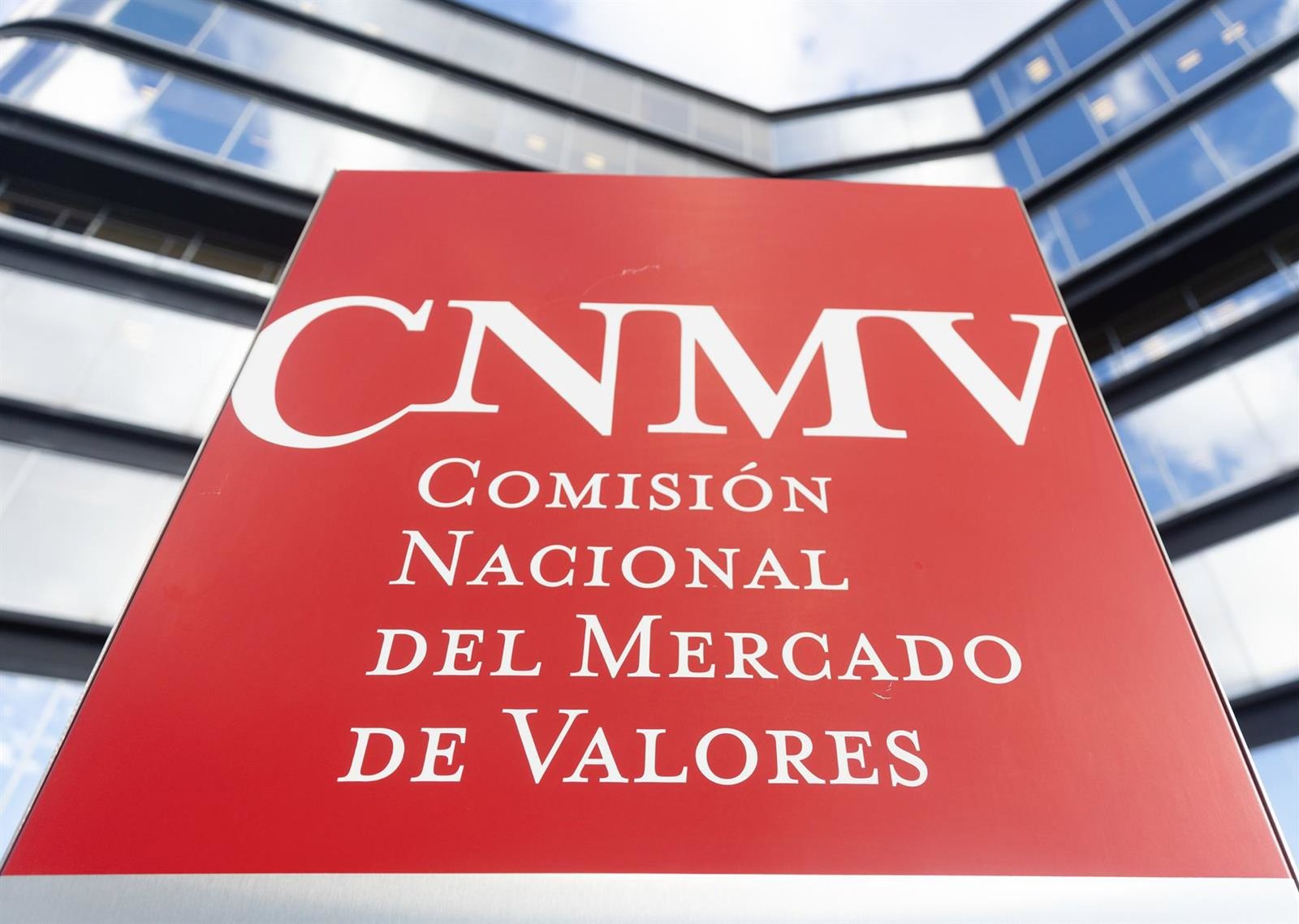 La CNMV alerta de 12 entidades no autorizadas a prestar servicios de financiación