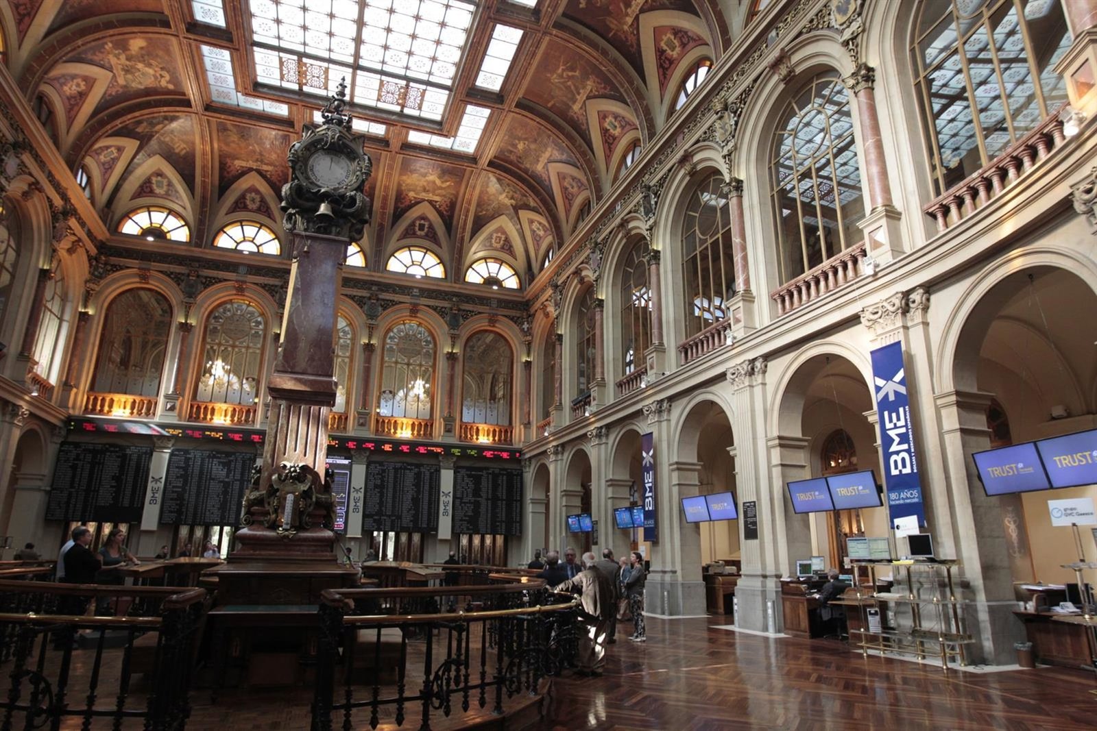 El Ibex 35 despide la semana de Navidad cerca de sus máximos históricos