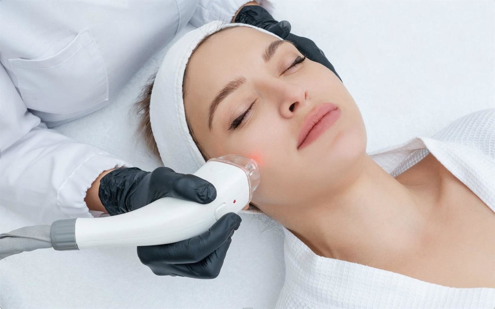 Una experta destaca que el láser dermatológico permite tratar cicatrices y manchas de forma más precisa y segura