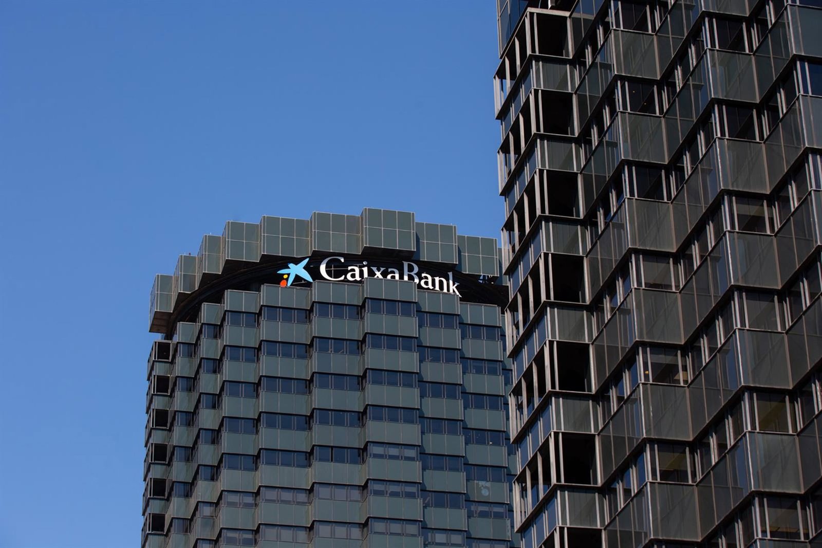 CaixaBank gana 5.891 millones en 2025, un 1,8% más