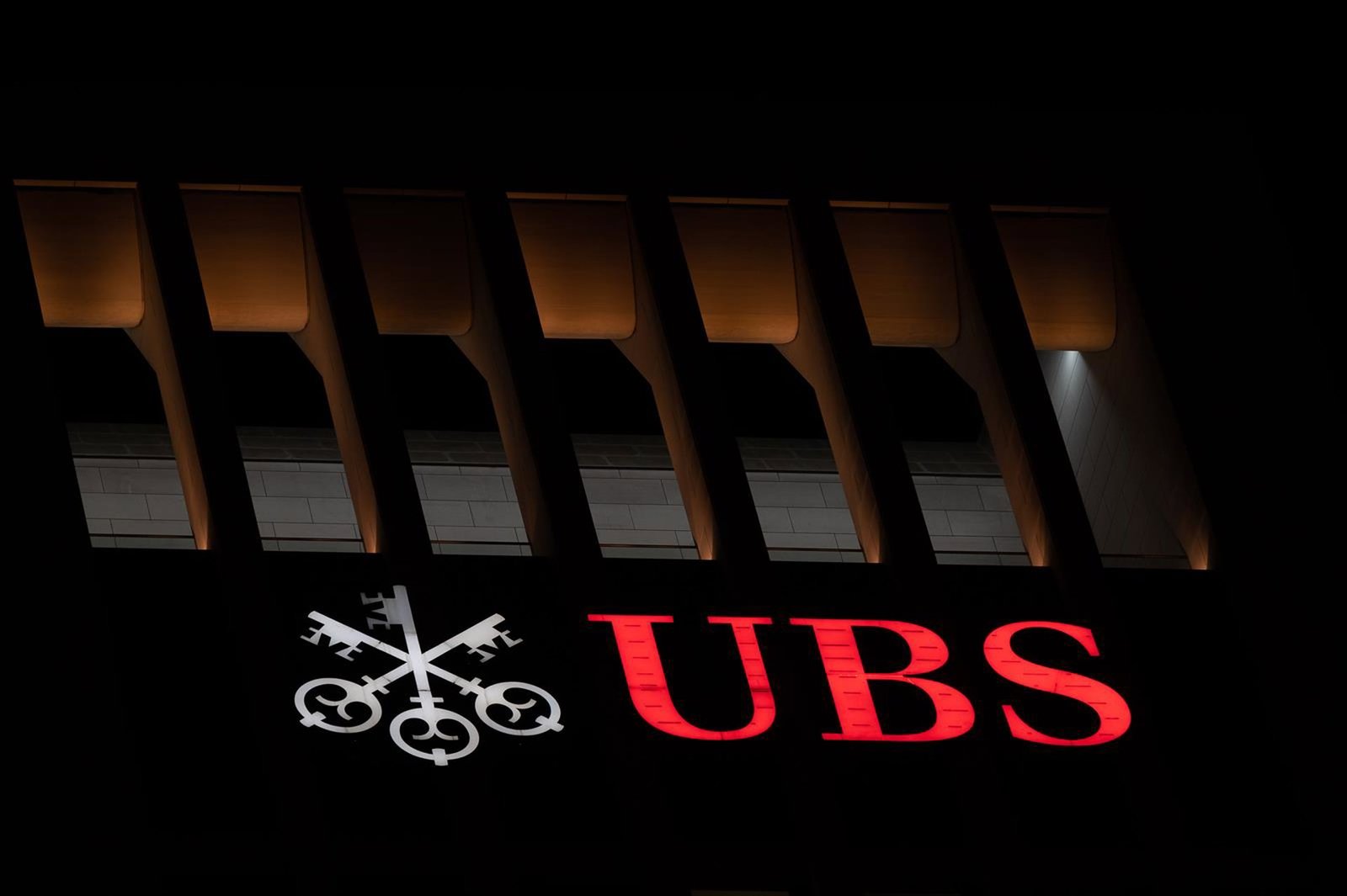UBS gana un 53% más en 2025 y lanzará un plan de recompra de al menos 2.540 millones