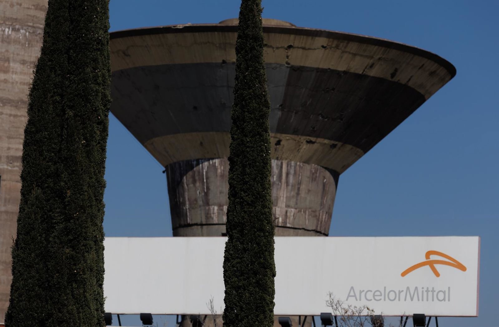 ArcelorMittal más que duplica su beneficio en 2025, con 2.790 millones de euros, y eleva un 9% el dividendo