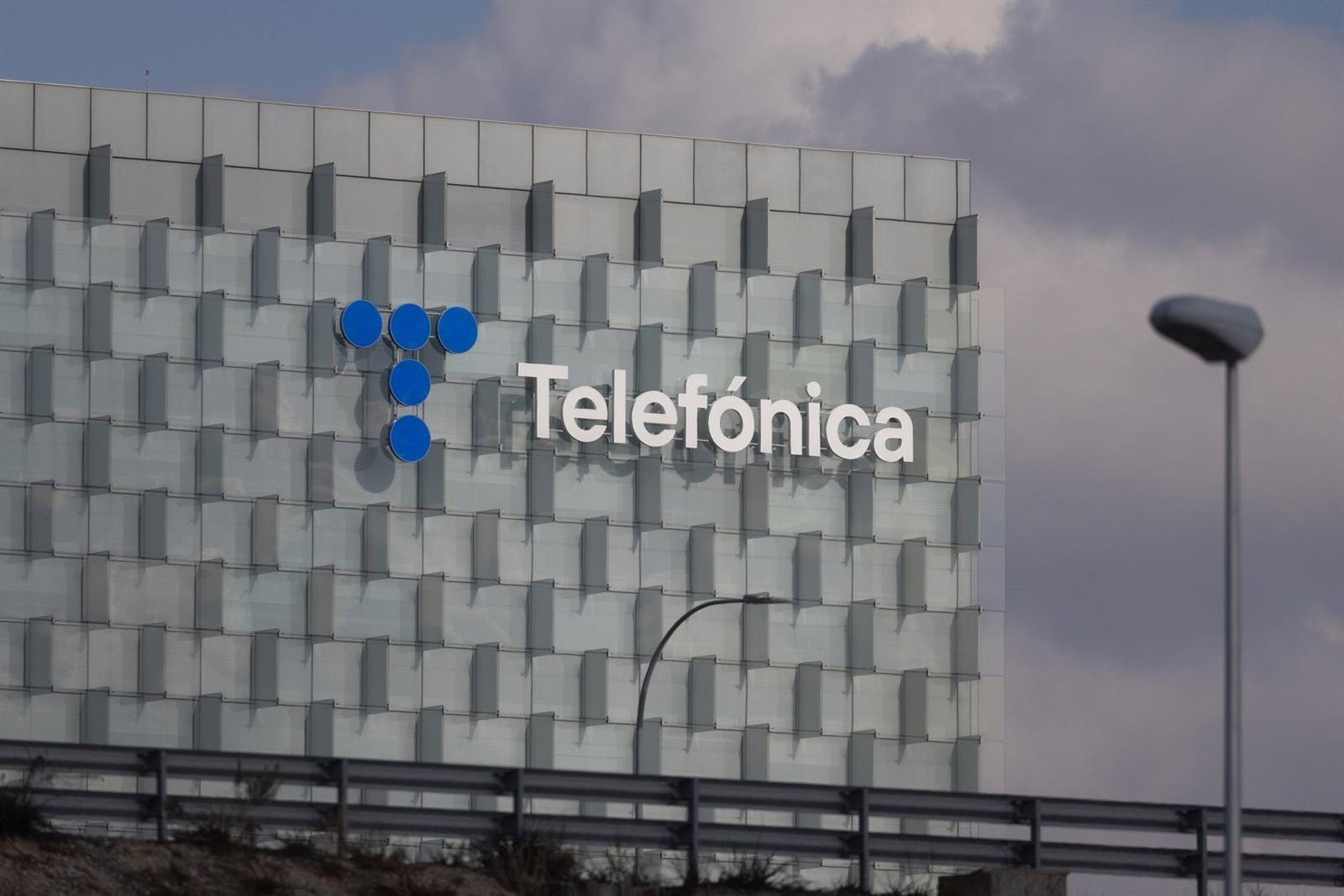 Telefónica cierra la venta de su filial en Colombia por 182 millones y reduce su deuda en casi 1.600 millones