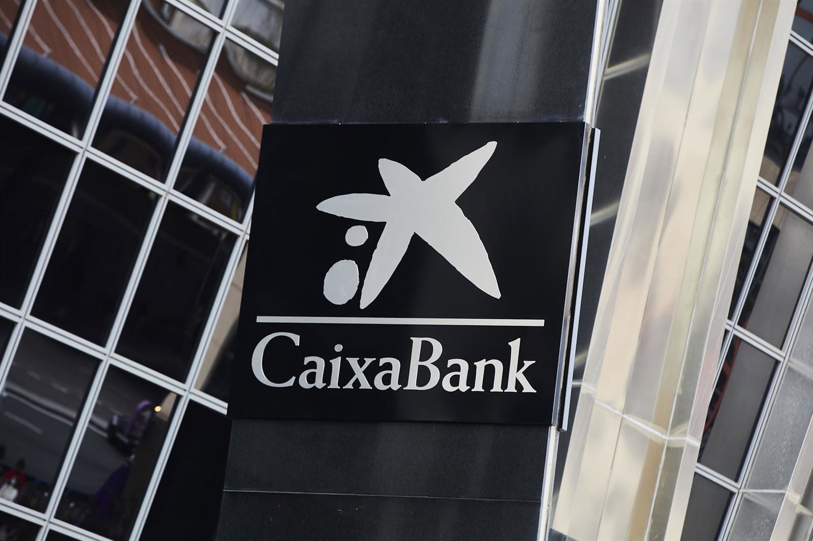 CaixaBank ejecuta el 40,5% de su actual programa de recompra de acciones