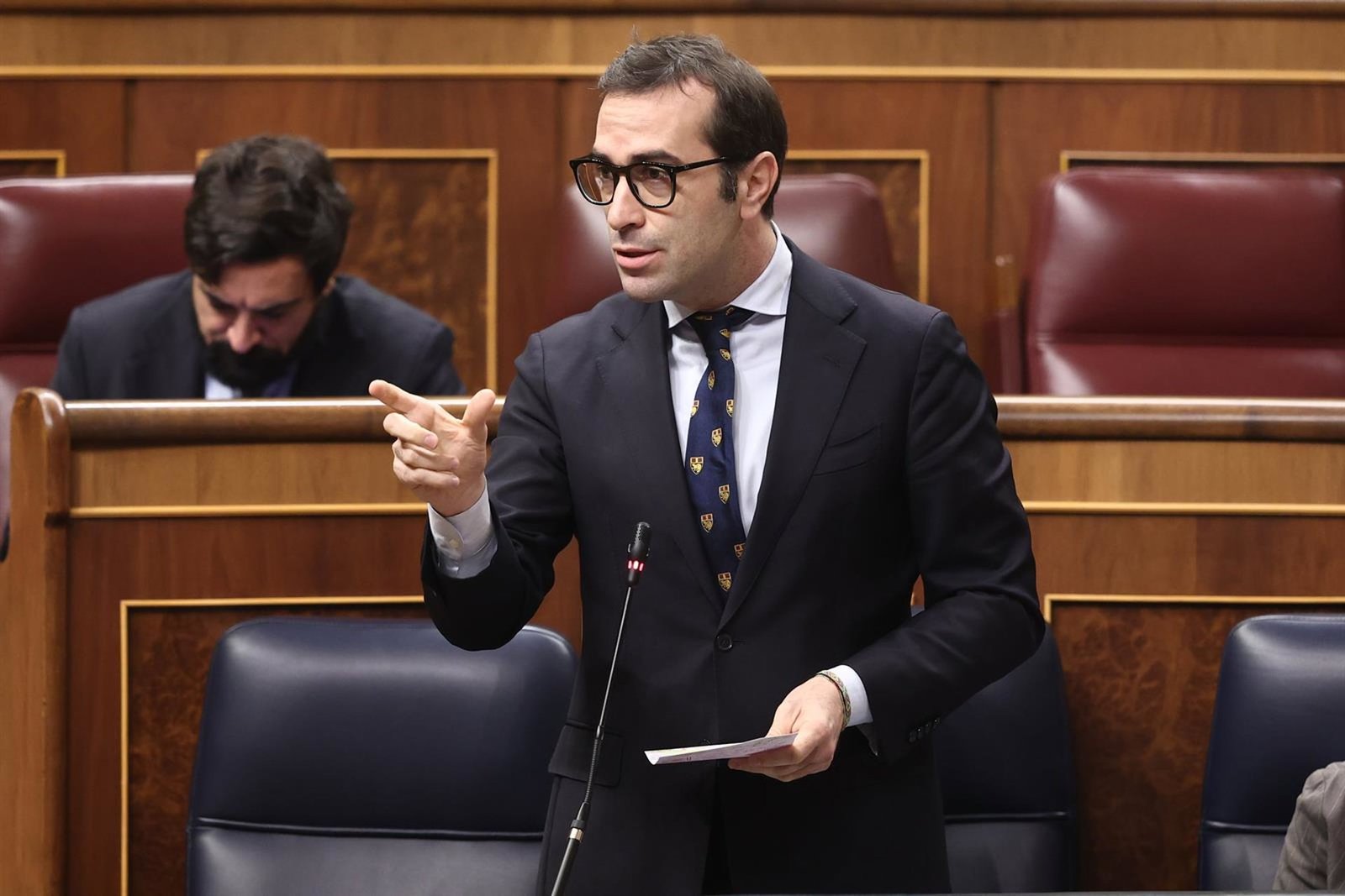 El ministro Cuerpo se compromete con Bildu a estudiar medidas para dar solución al ERE en Tubos Reunidos