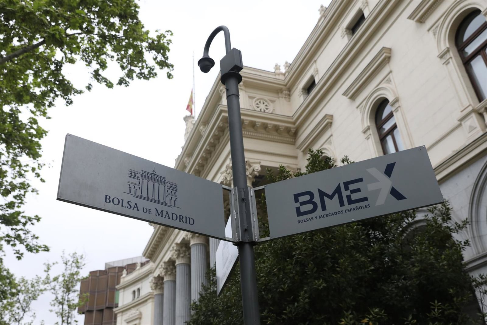 El Ibex 35 abre ligeramente a la baja pero no renuncia a conquistar los 17.900 puntos