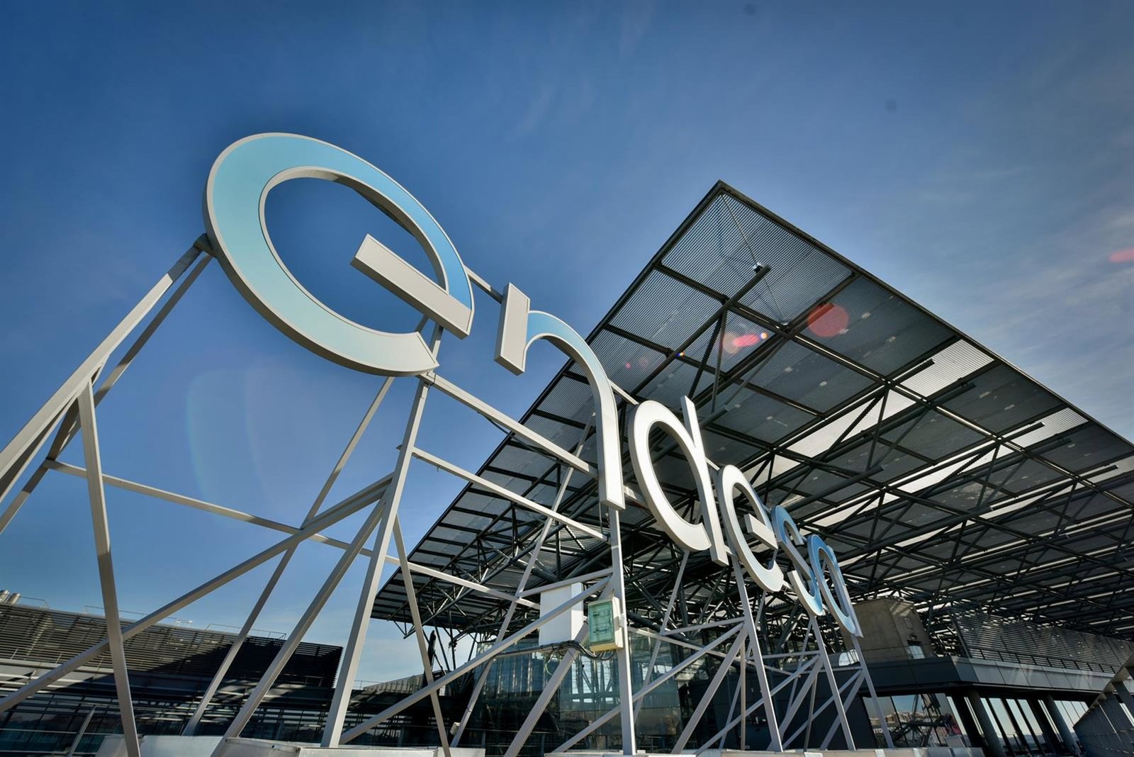 Endesa anuncia inversiones récord de 10.600 millones hasta 2028, pero pendiente de la regulación en redes