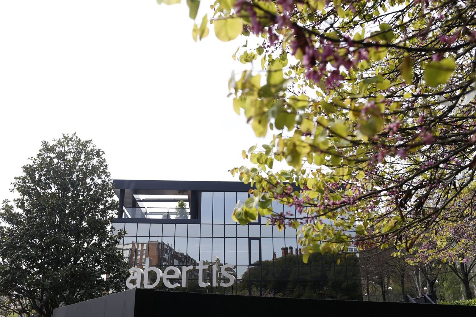 Abertis mantiene el pago anual a ACS del dividendo de 300 millones de euros