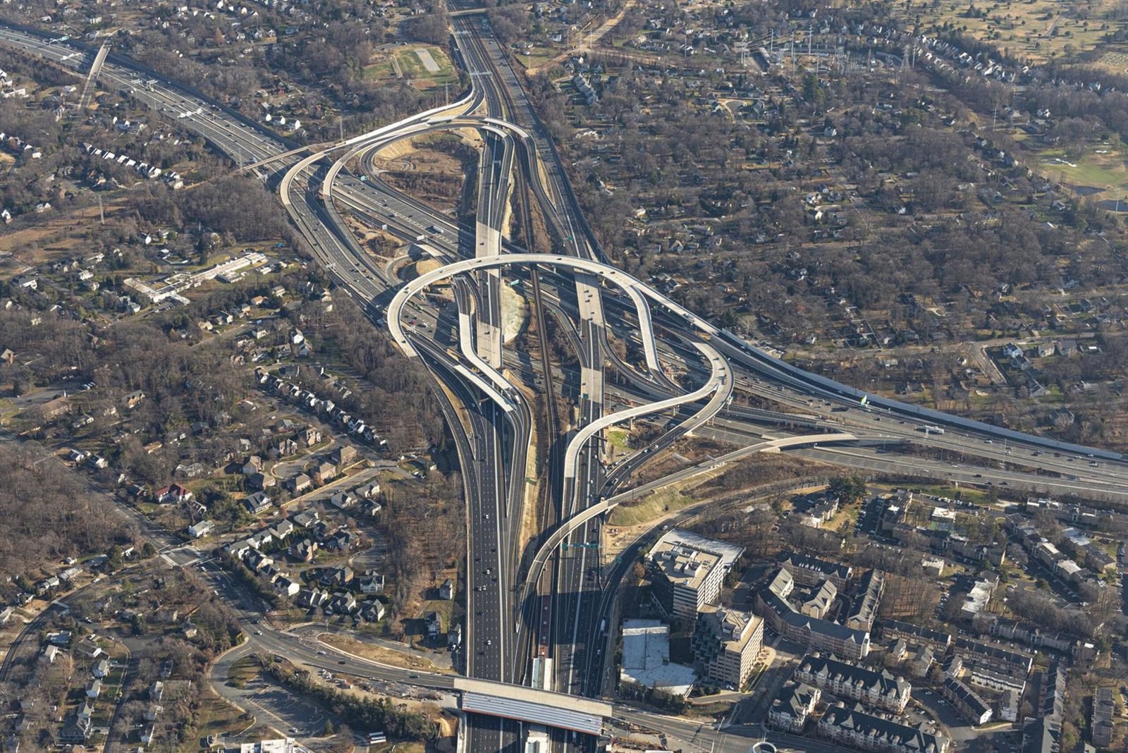 Ferrovial gana 888 millones de euros en 2025, un 72% menos por extraordinarios, pero eleva un 8,6% sus ventas