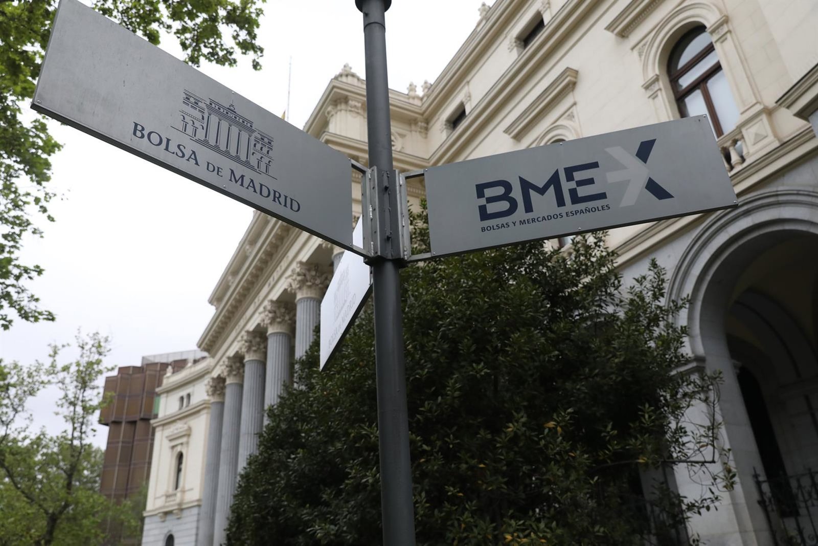 El Ibex 35 sube un 2,3% en la apertura y recupera los 17.000 puntos con el crudo Brent en los 90 dólares