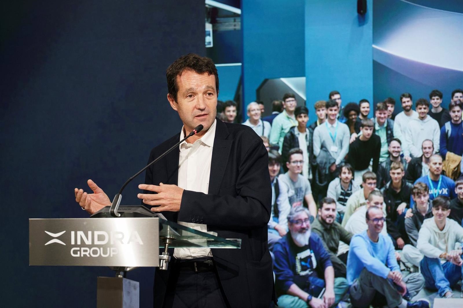 Indra modera su caída al 4% ante las dudas sobre la continuidad de Escribano como presidente