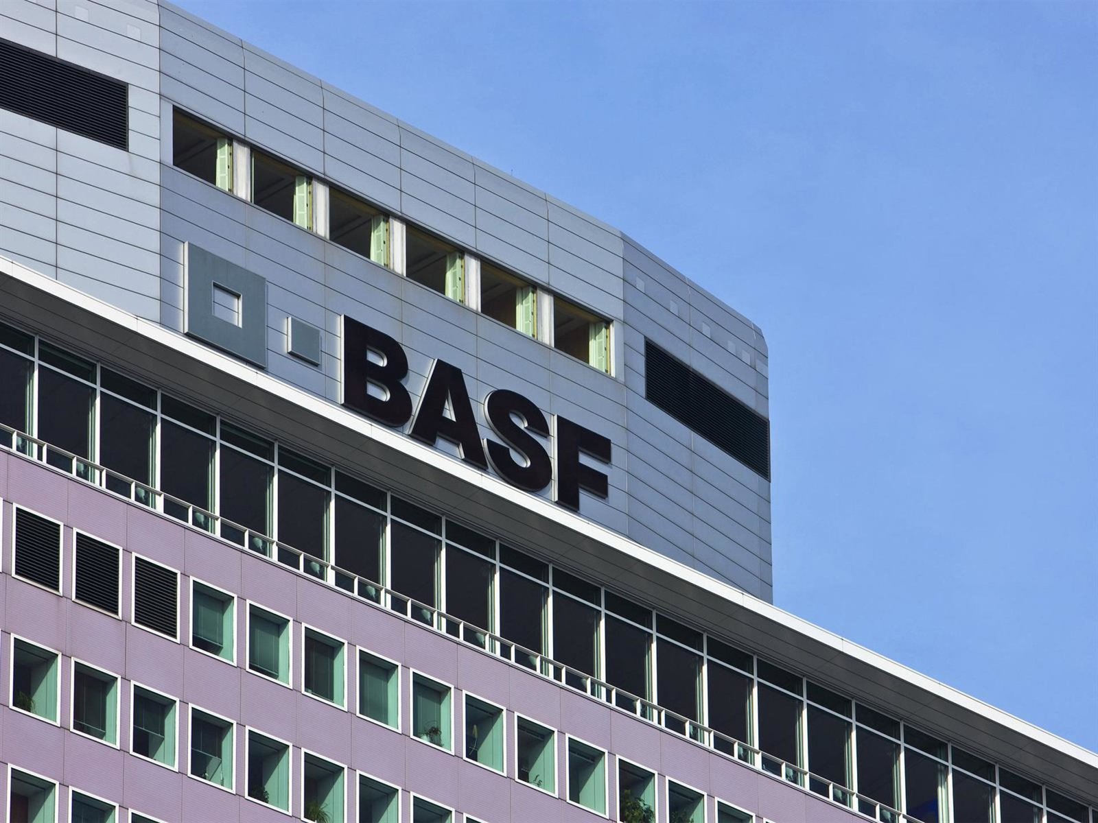 Basf subirá hasta un 30% el precio de varios productos por los mayores costes tras la guerra de Irán