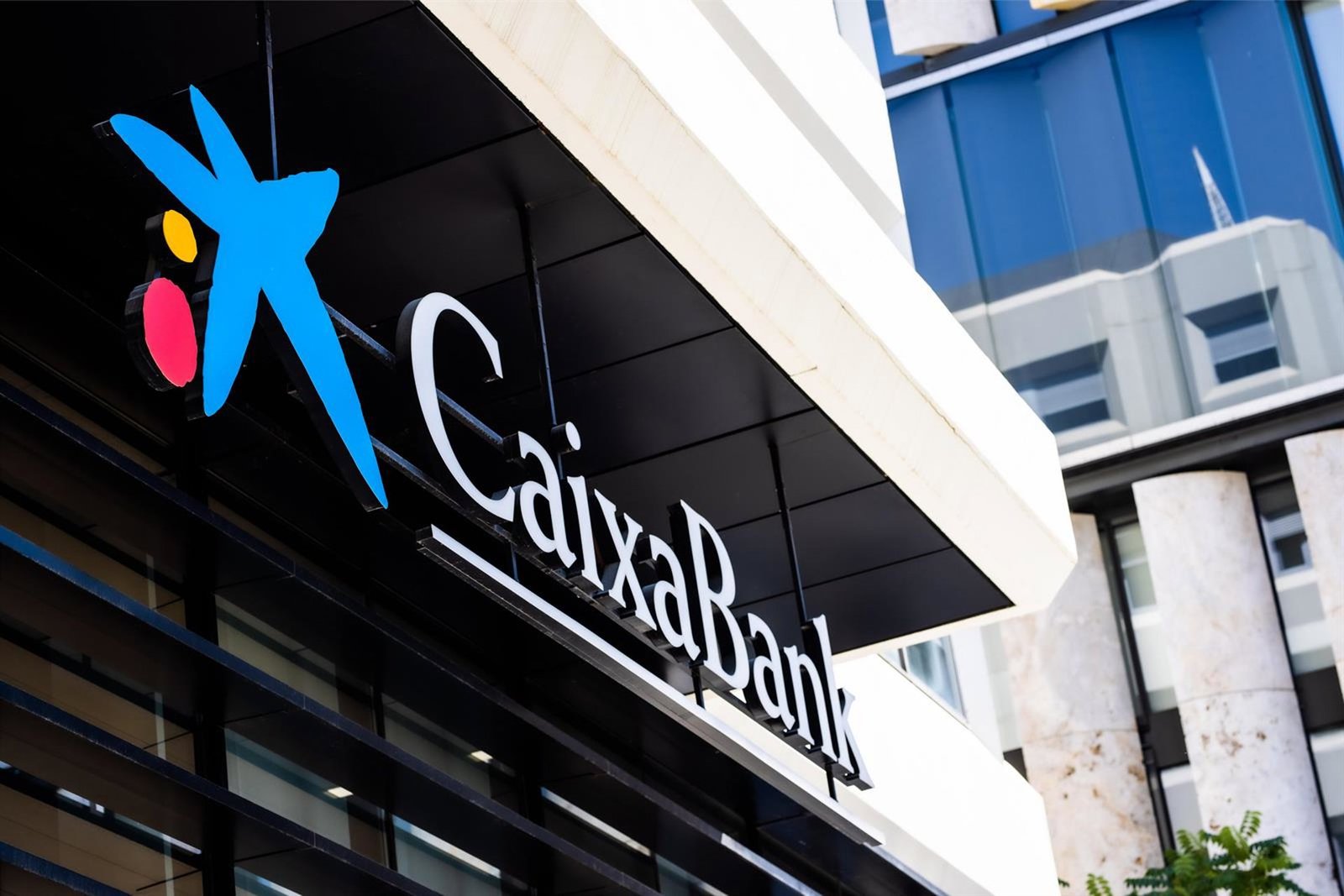 CaixaBank lidera las gestoras en España hasta marzo y BlackRock supera a BBVA al situarse en tercera posición