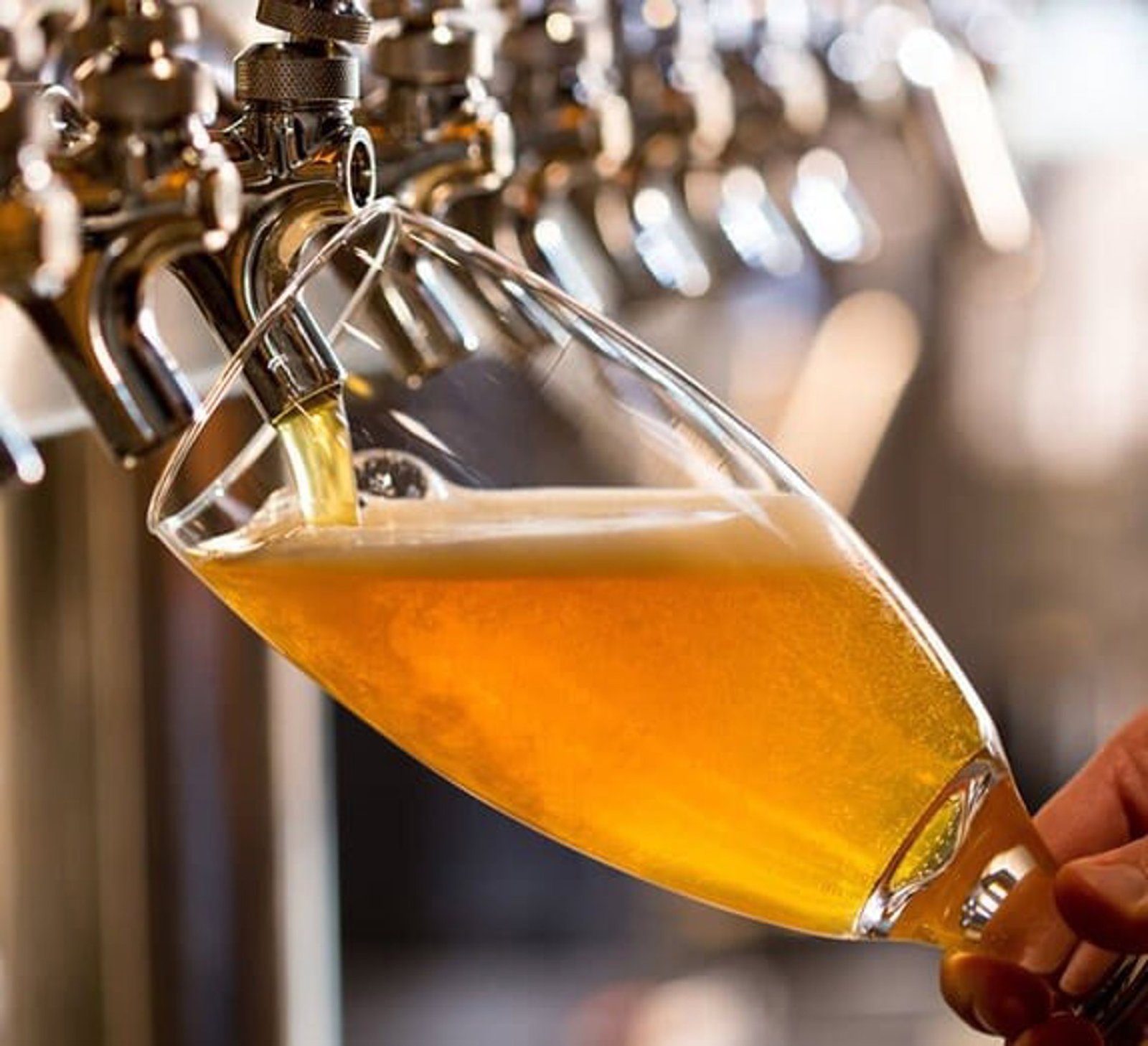 La cervecera brasileña Ambev mantiene beneficios en el primer trimestre, con 644 millones de euros