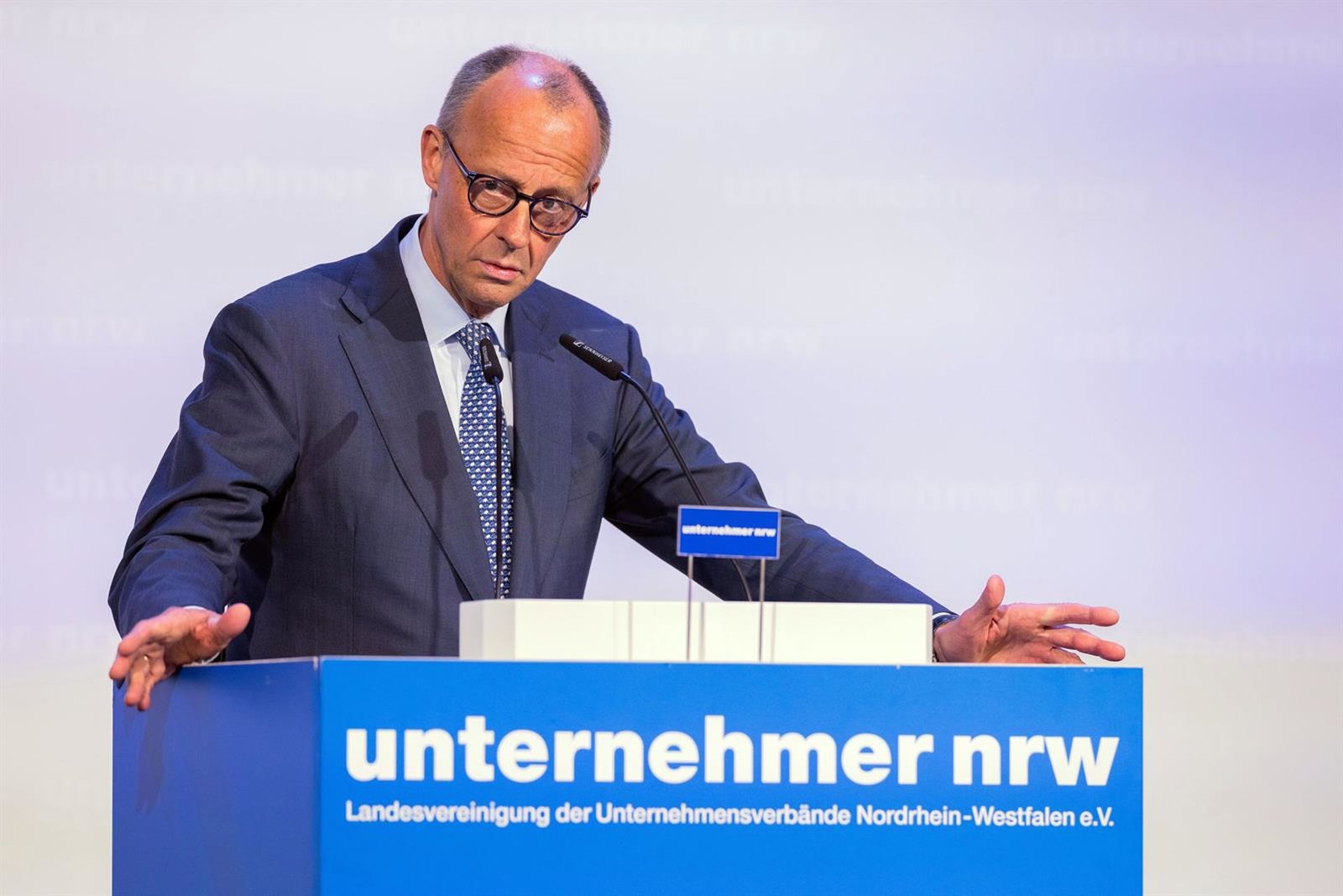 El canciller alemán Friedrich Merz rechaza las tácticas «hostiles» de UniCredit en la OPA sobre Commerzbank