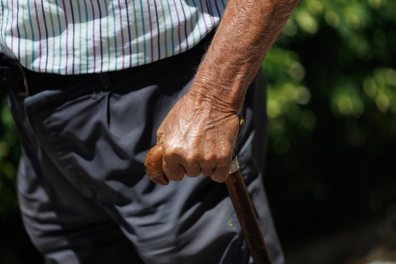 Seis de cada 10 mayores de 65 años con limitaciones severas no recibe atención del sistema de dependencia, según estudio