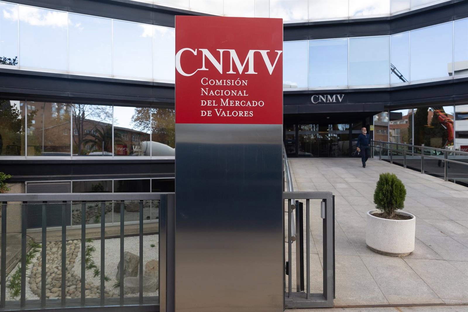 La CNMV recibió 218 avisos de operaciones sospechosas de abuso de mercado en 2025, un 21% menos