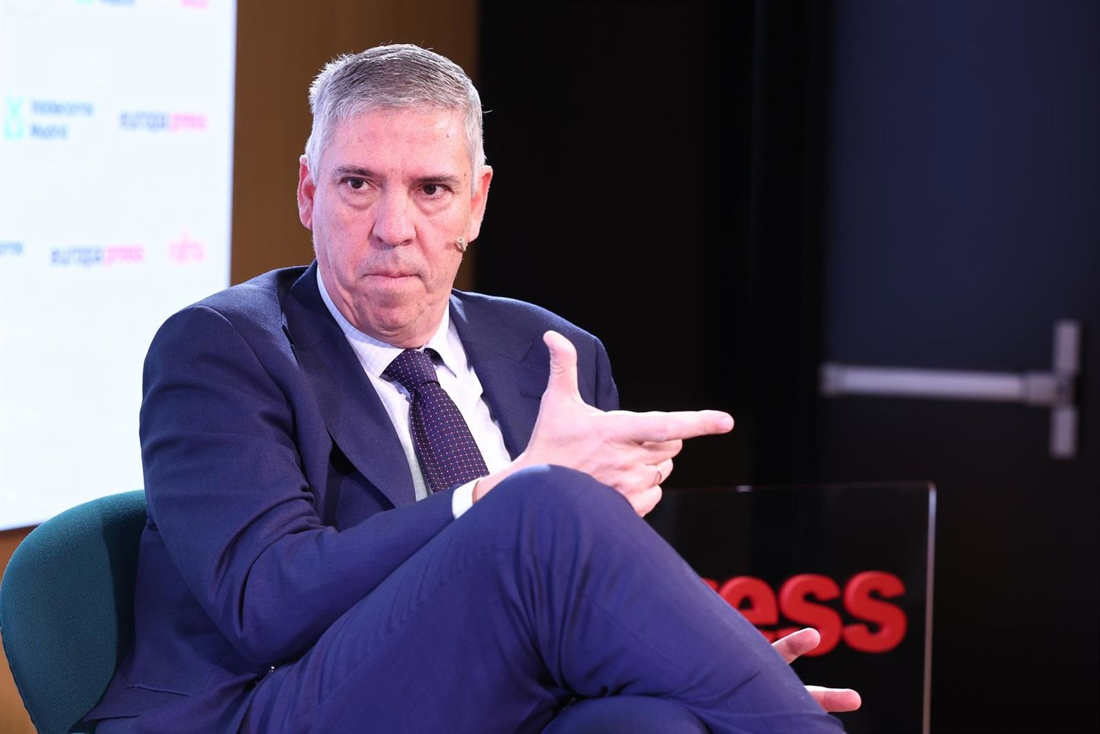 Indra sube más de un 2% a media sesión tras anunciar la salida de De los Mozos como consejero delegado