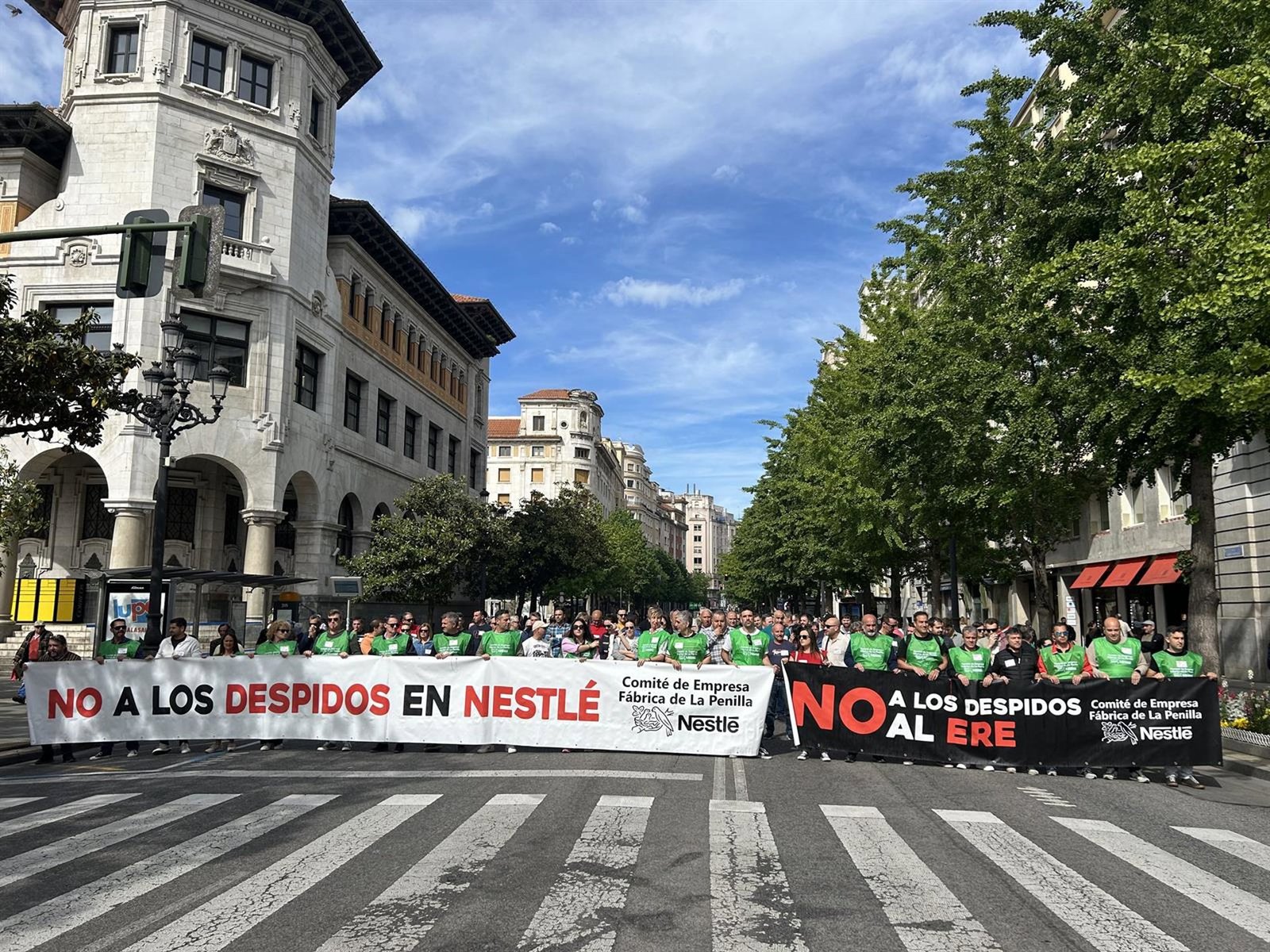 Un centenar de trabajadores de Nestlé protesta en Santander contra el ERE y pide una mesa para un acuerdo