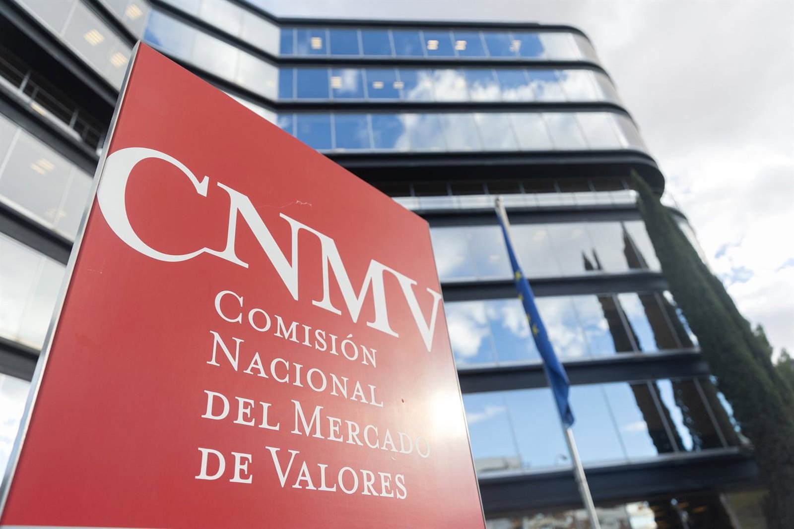 La CNMV insta a los ‘finfluencers’ a no difundir información «falsa o engañosa» de cripto en redes sociales