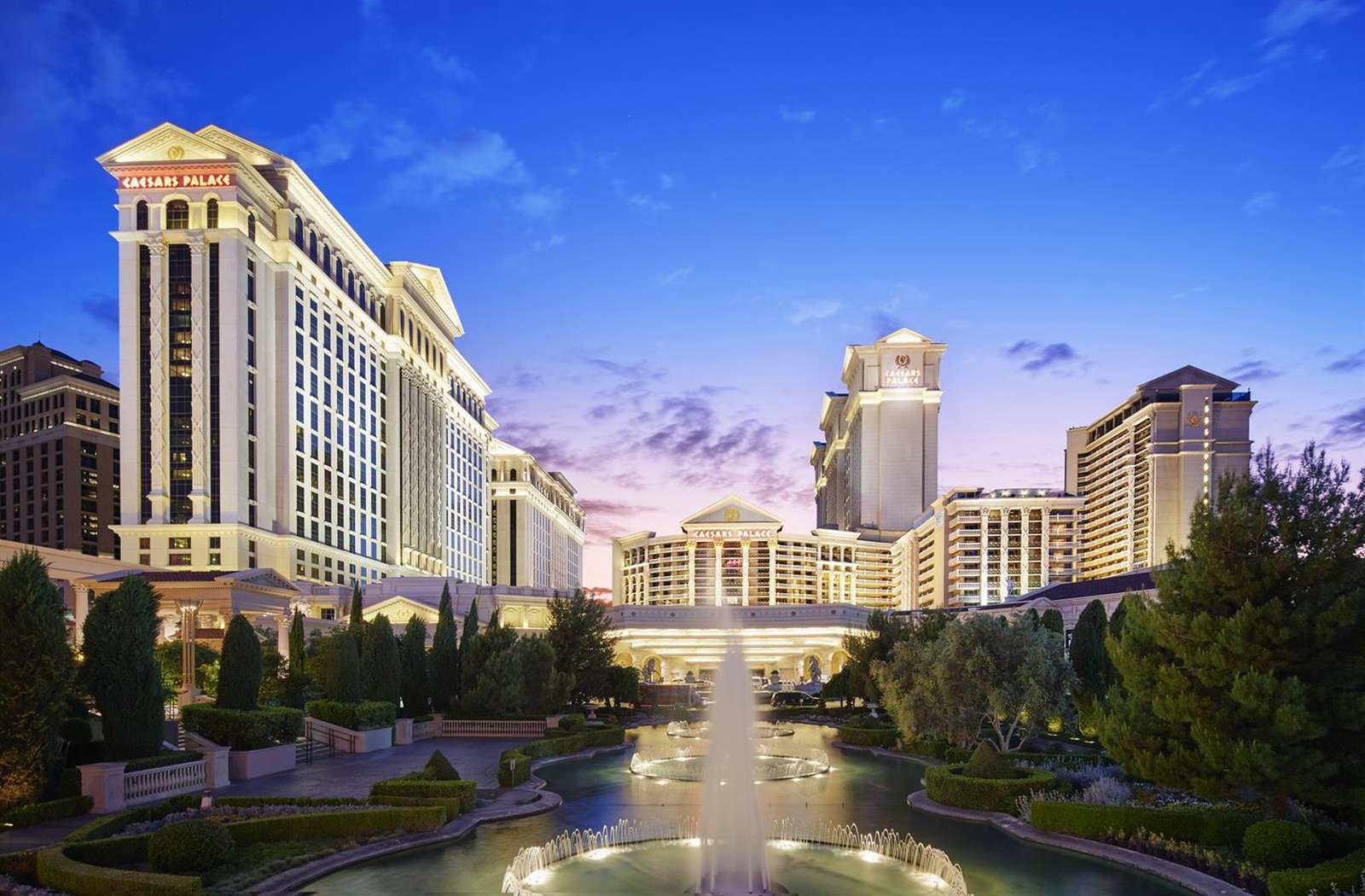 El magnate Tilman Fertitta compra Caesars Entertainment por 4.900 millones más deuda