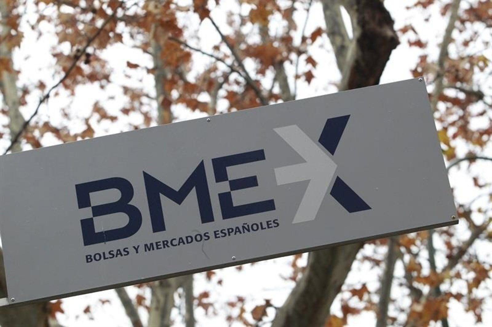 El Ibex 35 roza máximos históricos, pese a retroceder un 0,12% en la semana