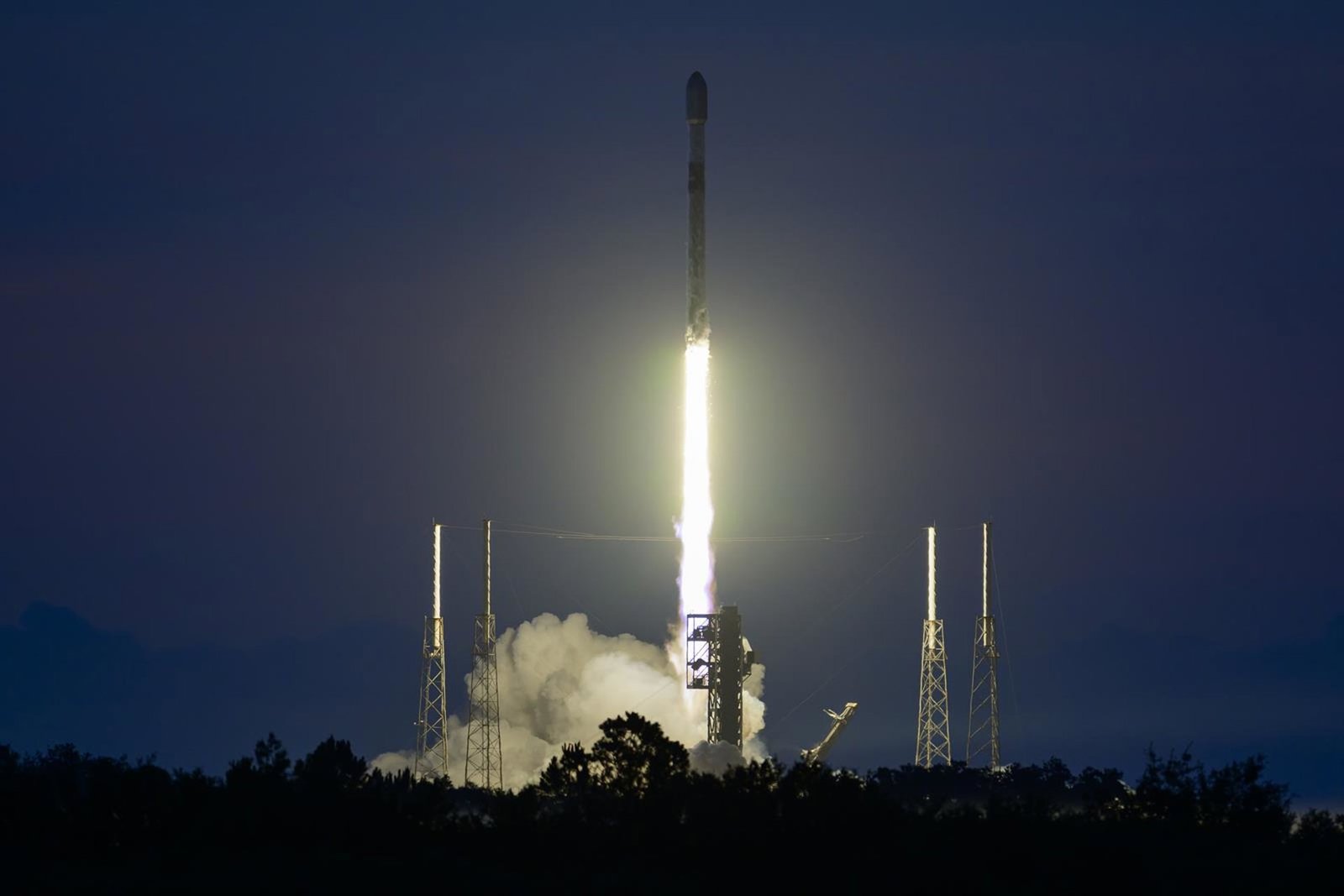 SpaceX sube un 19,3% en su debut en bolsa y supera los 2 billones de dólares de valoración