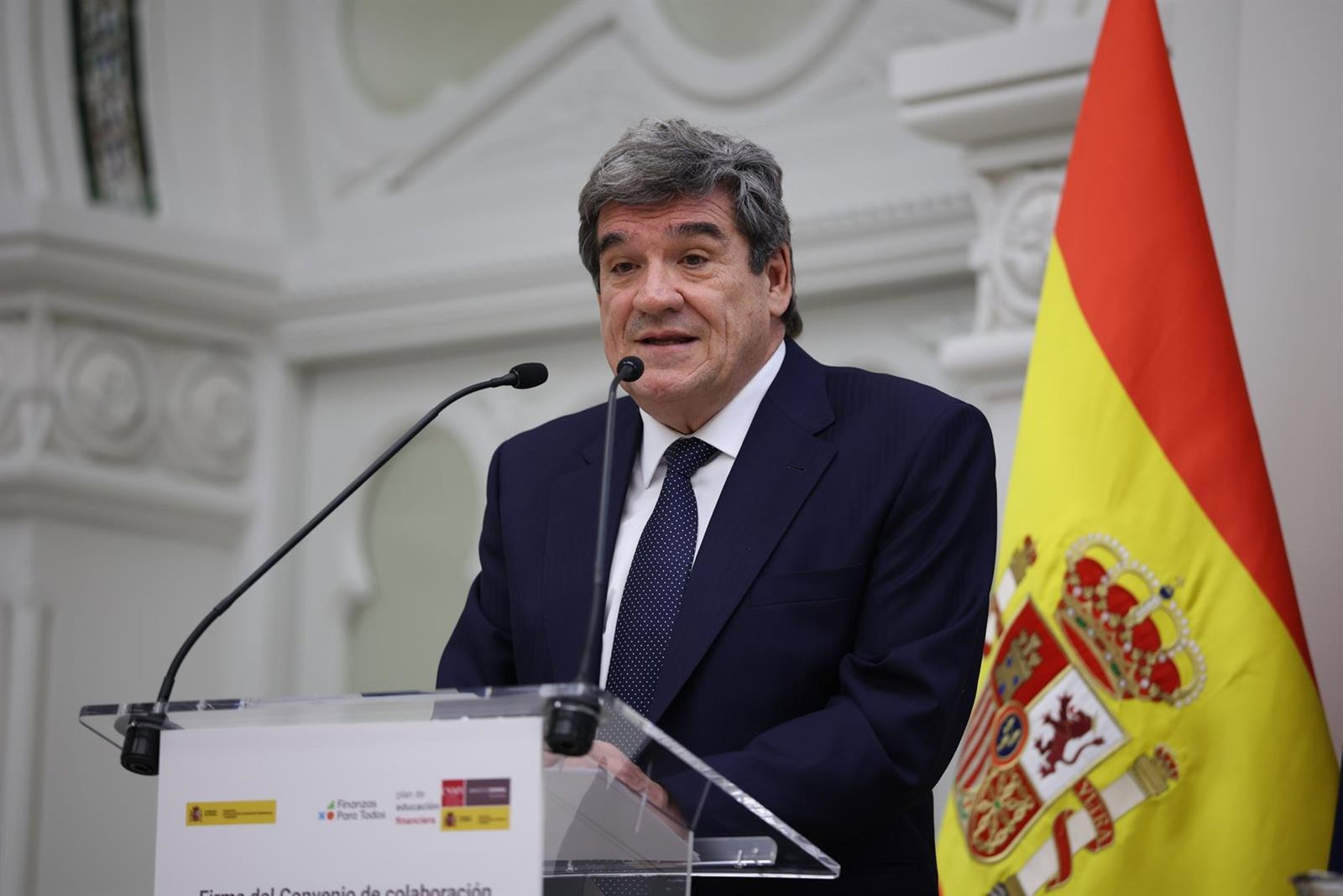 Escrivá ve «fundamental» reducir la «densidad normativa» que afecta a la banca