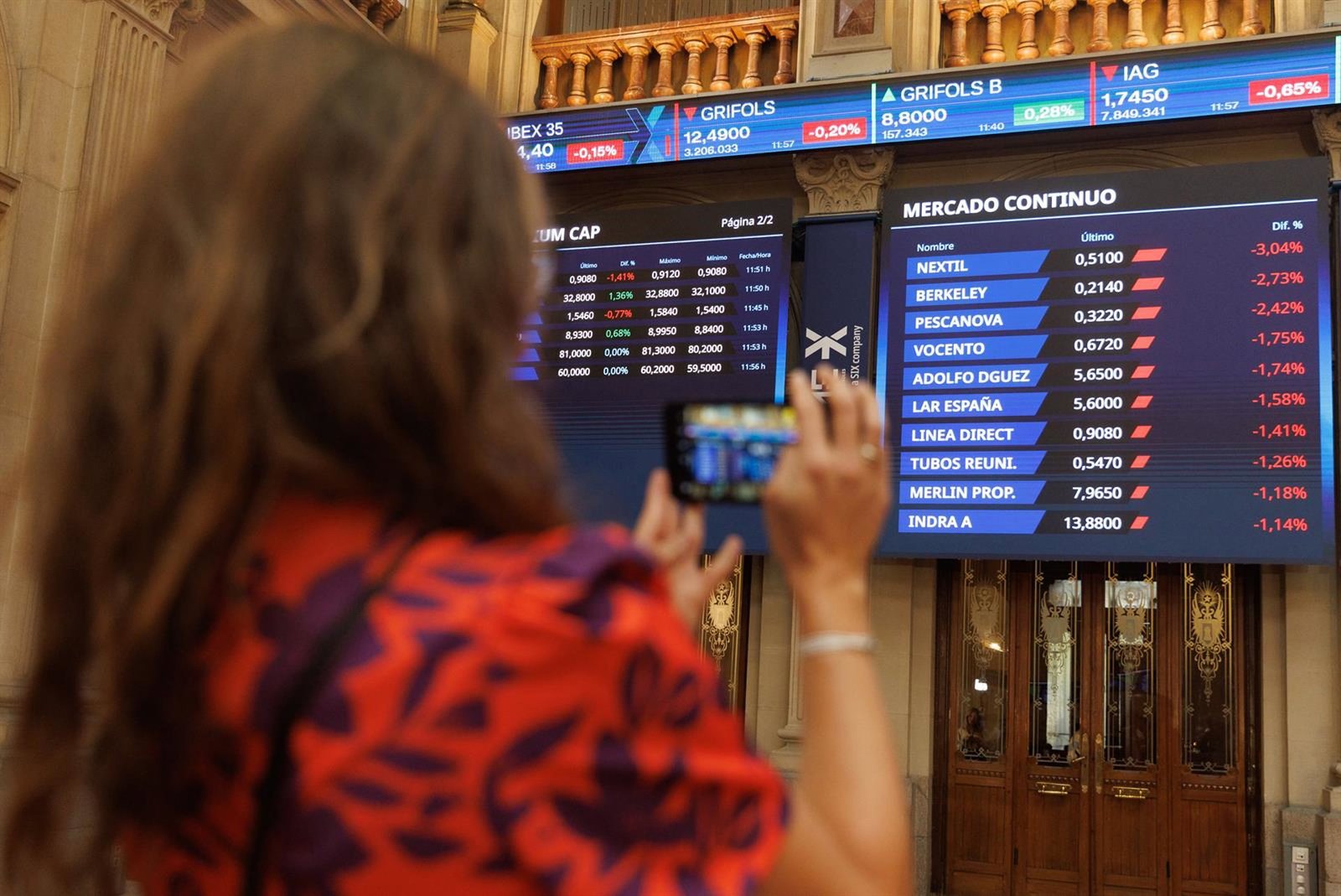 El Ibex 35 lucha por recuperar los 19.500 puntos en la media sesión, con el petróleo por debajo de 72 dólares