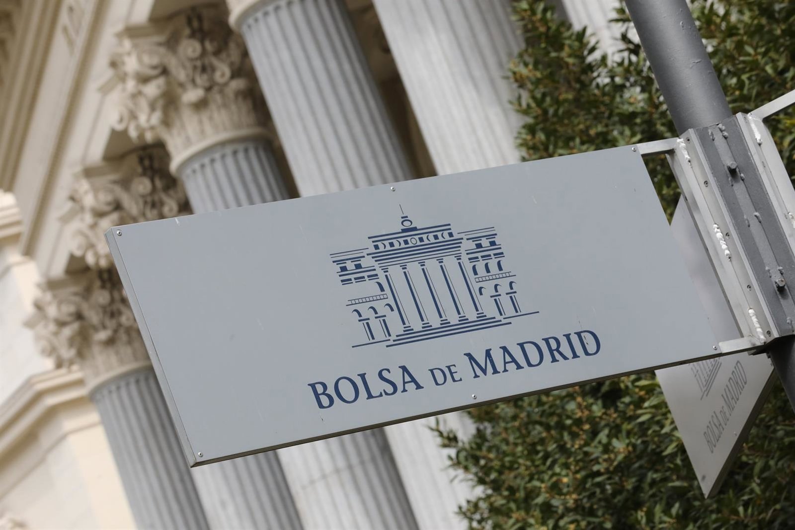 El Ibex 35 acelera en la media sesión hasta rozar los 19.500 puntos (+0,53%)