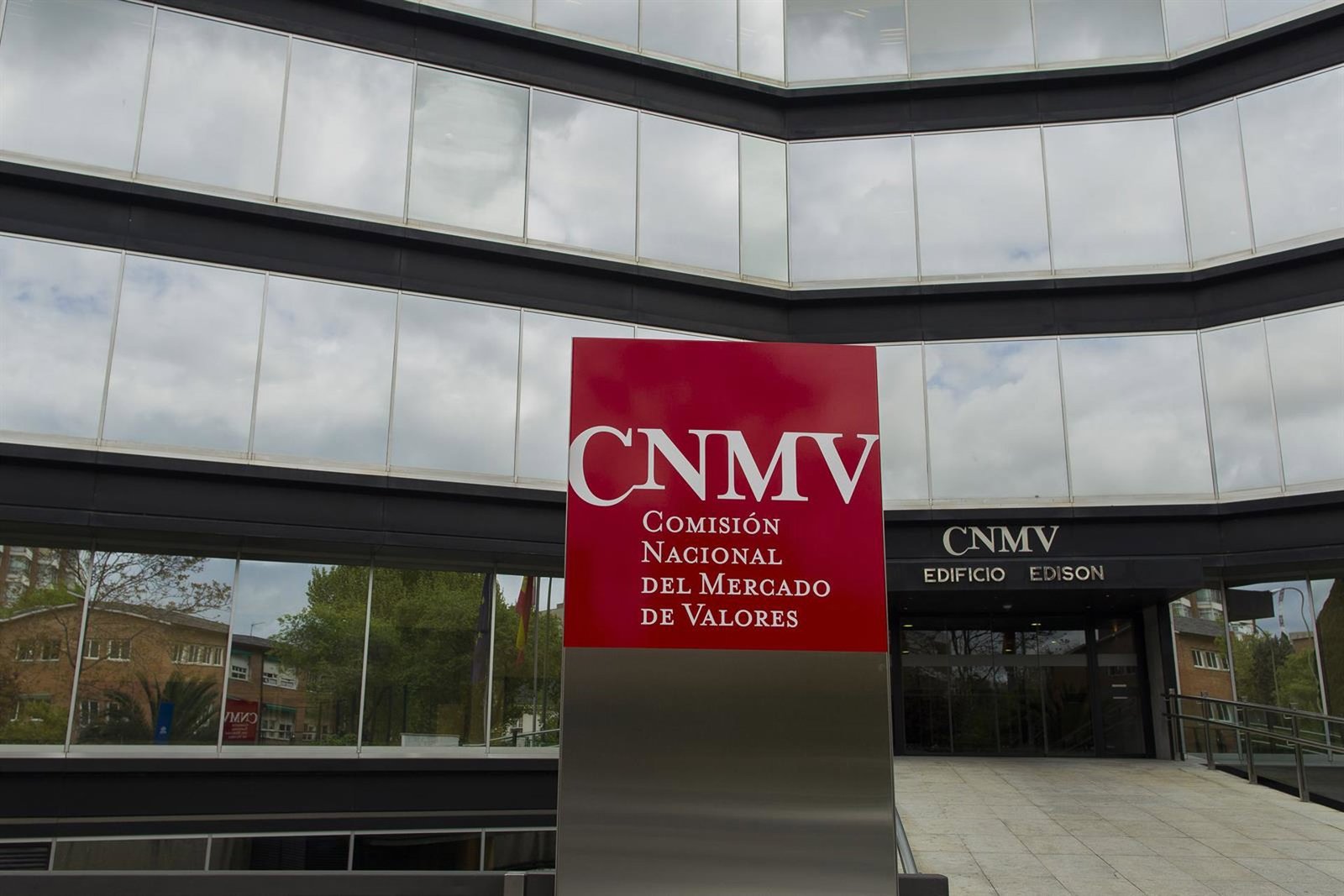 La CNMV alerta de tres entidades no autorizadas a prestar servicios de inversión en España