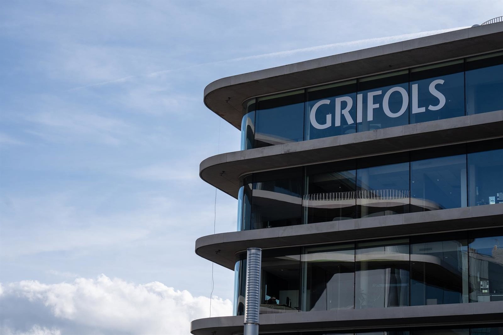 Grifols vuela casi un 4% en Bolsa tras ganar un 30% más en el primer semestre y confirmar previsiones