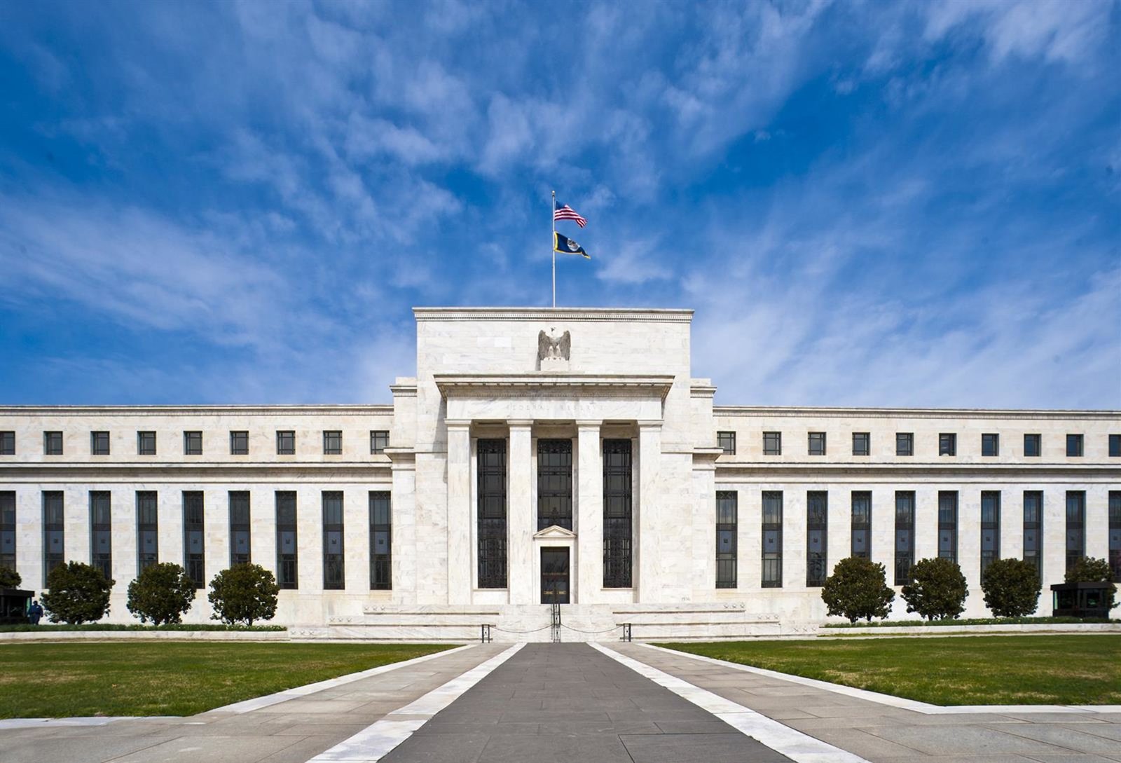 La Fed mantiene estables los tipos de interés, pero rompe su unanimidad