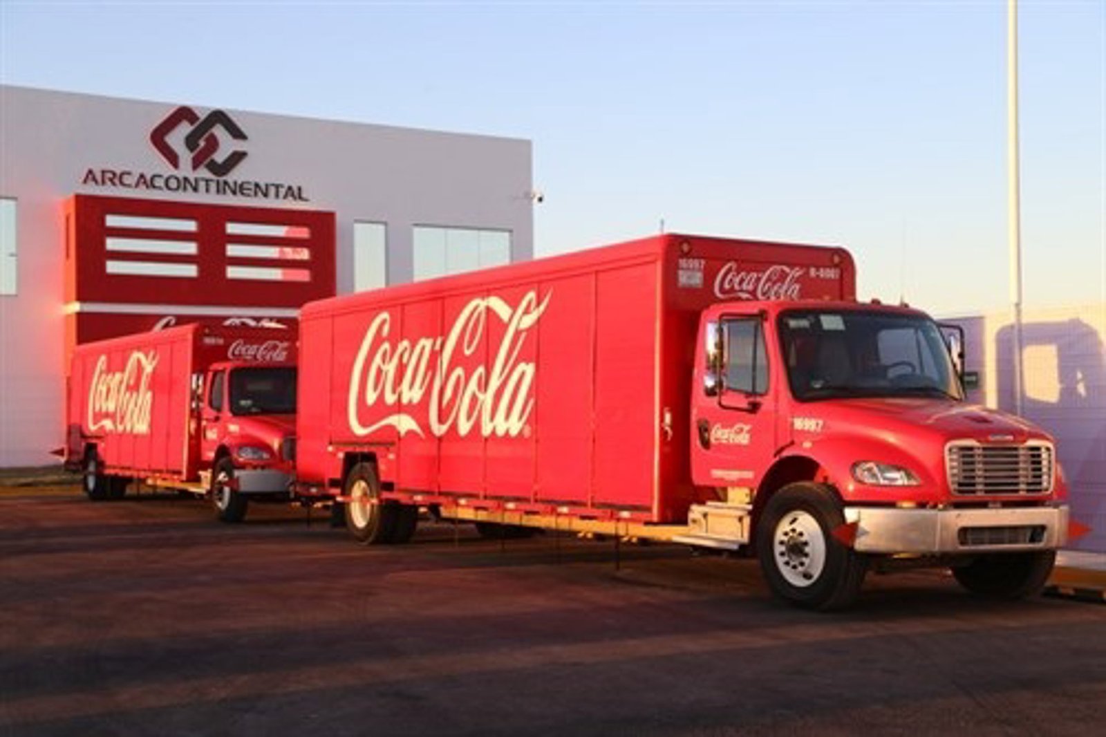 Coca-Cola y la embotelladora Arca Continental Lindley invertirán 865,5 millones en Perú para ampliar negocios