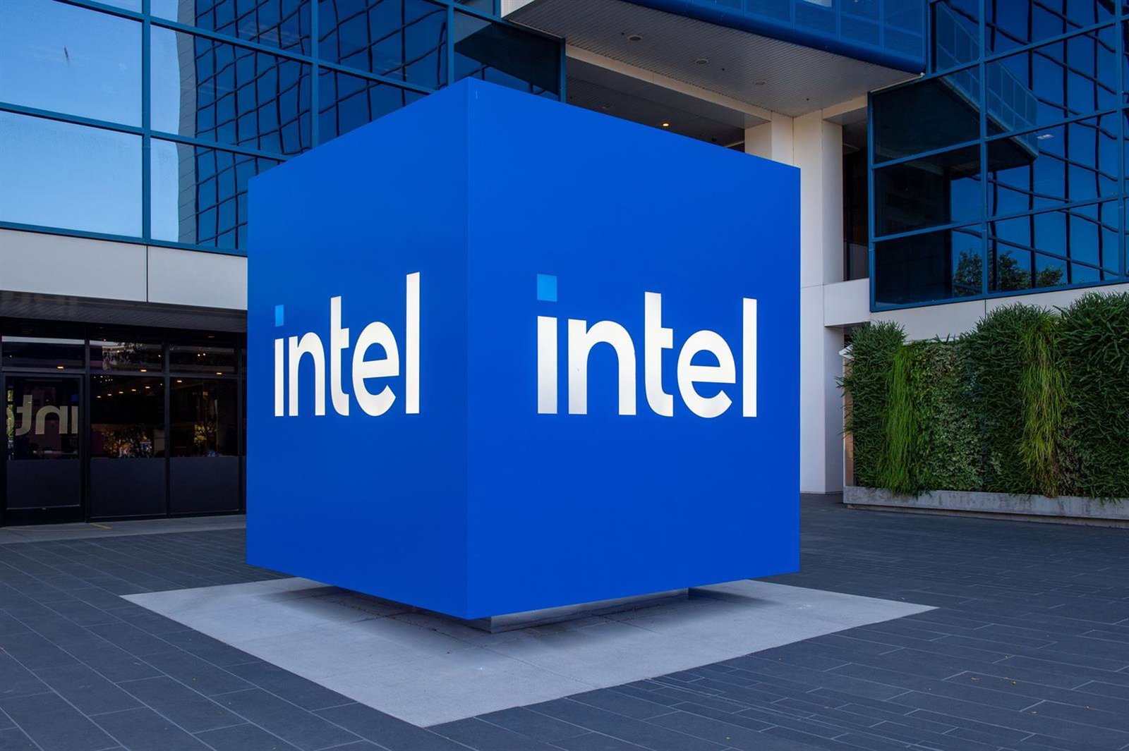 Intel eleva a 20.000 millones de dólares su oferta de acciones