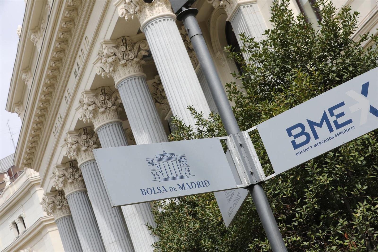 El Ibex 35 sube casi un 0,4% en la apertura y logra rebasar los 20.300 puntos, con el crudo a la baja