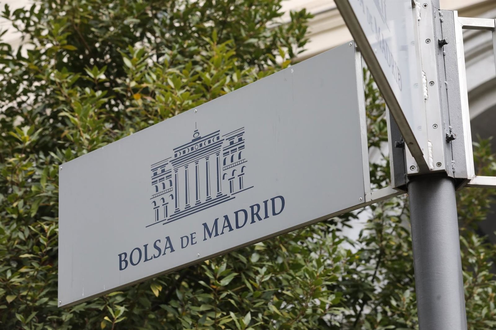 El Ibex 35 abre al alza (+0,3%) y se lanza a por los 19.900 puntos, con el petróleo en 93 dólares