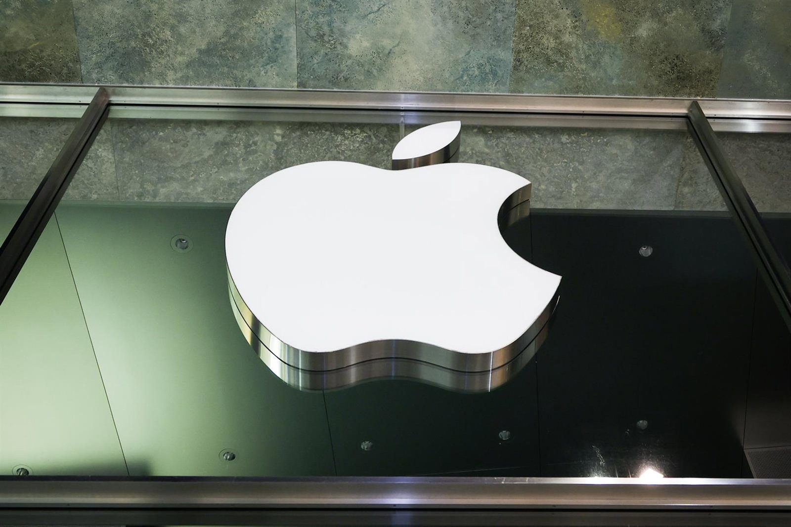 Apple desvela los nuevos sueldos de Ternus y Cook, que se repartirán unos 93 millones anuales