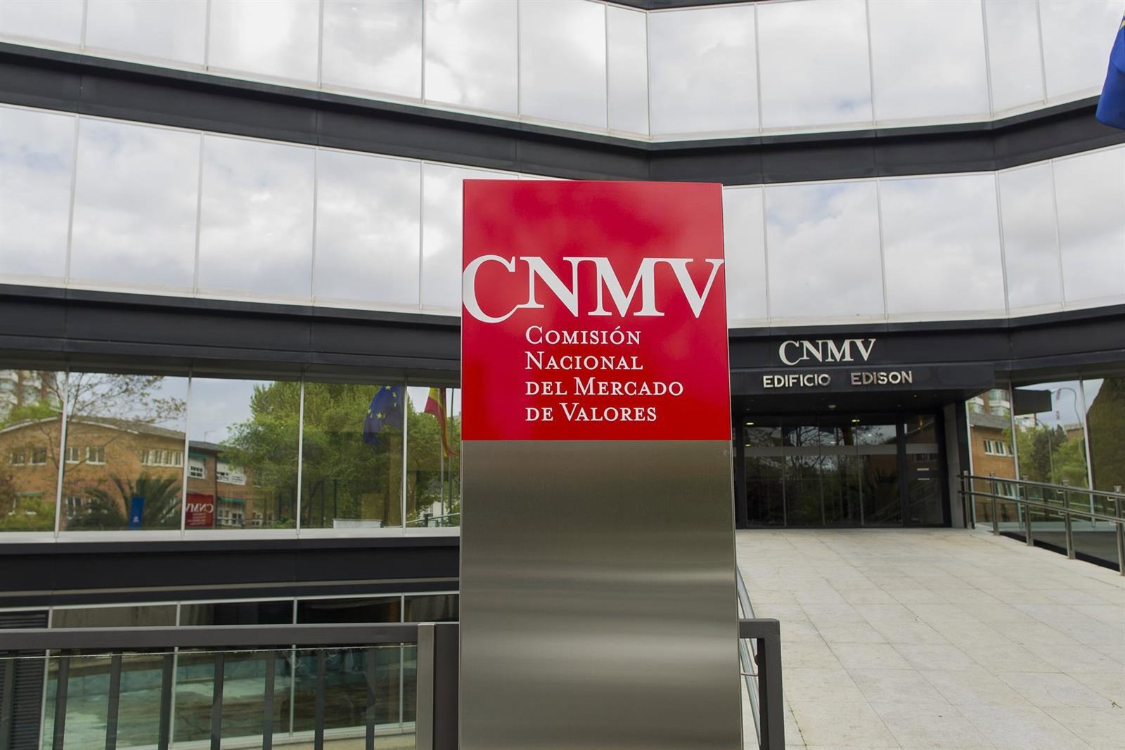 La CNMV avisa de 24 ‘chiringuitos financieros’ en Luxemburgo