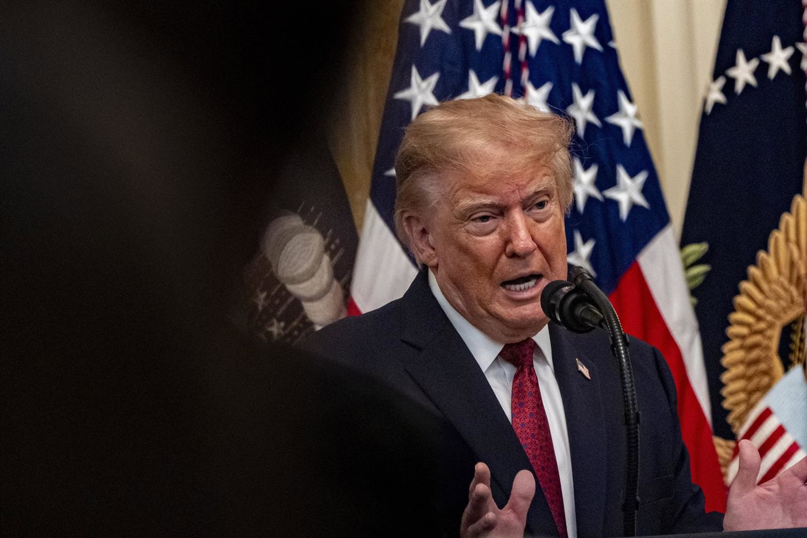 Trump valora que EEUU adquiera participaciones en OpenAI y Anthropic
