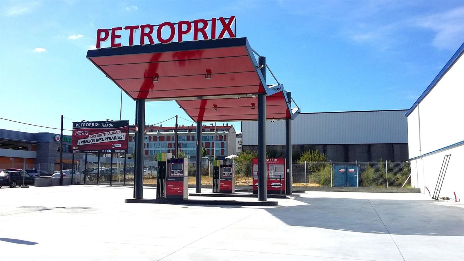 La CNMC da luz verde a la compra por Petroprix del negocio de gasolineras de Eroski