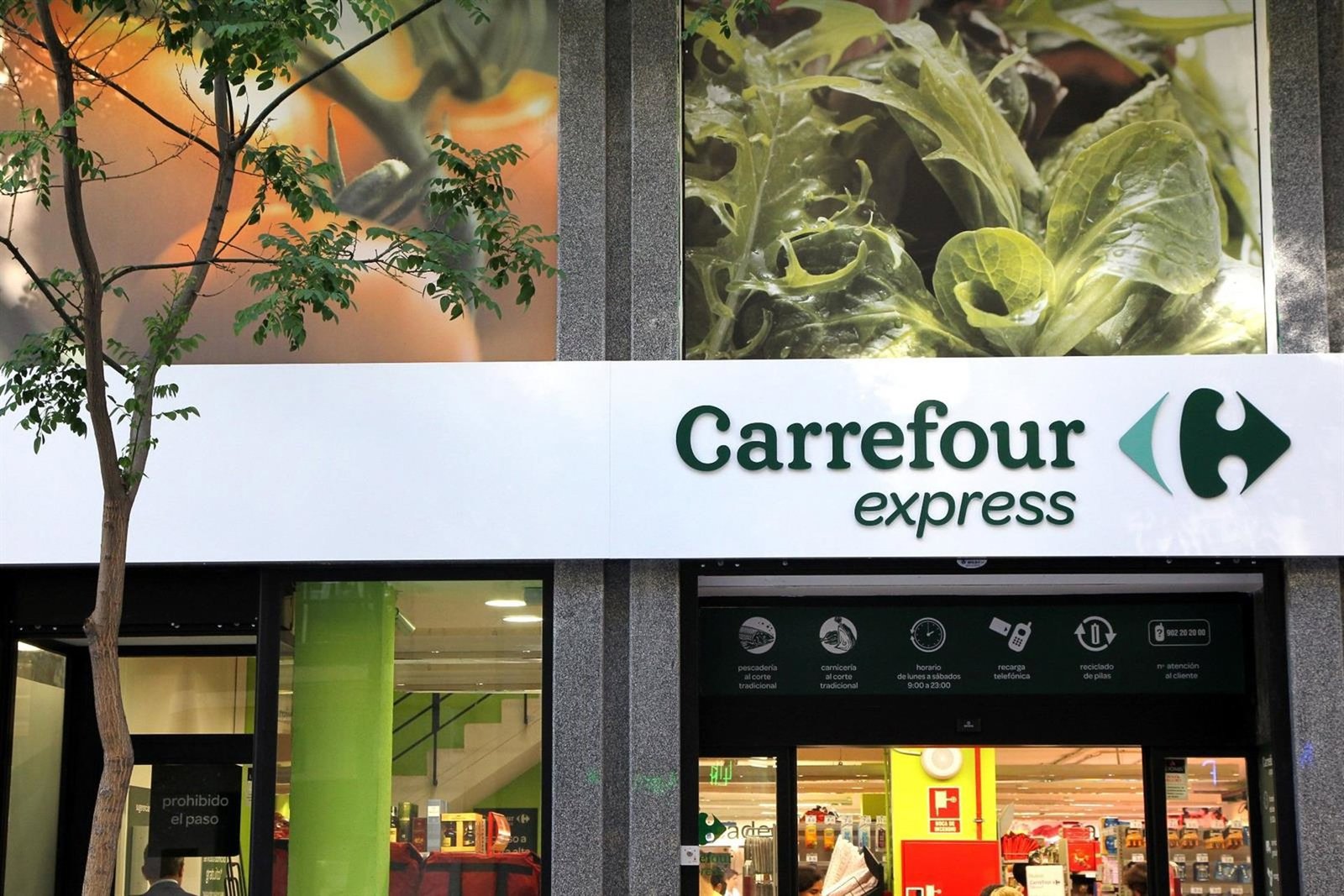 Carrefour facturó 3.107 millones en España durante el tercer trimestre, un 2,3% más, pero recorta previsiones